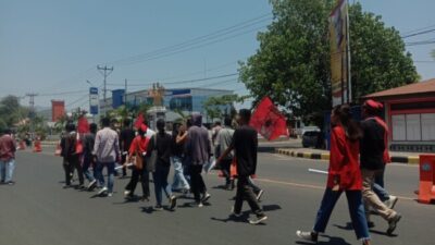 Mempertanyakan Sederetan Proyek Dinas PKO, GMNI Cabang Sikka Turun Kejalan Adakan Aksi