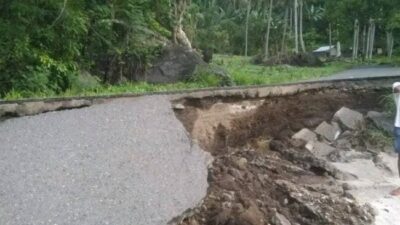 Dampak Abrasi, Akses Jalan Penghubung Kecamatan Doreng Menuju Mapitaraa Terancam Putus