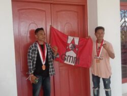 Tidak Bertemu Satupun Anggota DPRD TTU Dikantor Saat Demo, GMNI Kefamenanu Tanam Bendera di Pintu dengan Pesan Ini