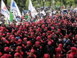 Ribuan Serikat Pekerja dan Partai Buruh Geruduk MK- Istana Menyoal Uji Materil UU Cipta Kerja