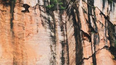 Kutuliskan Namannya Di Puncak Marmer Merah Fatunisuan Agar Kelak Dia Jodohku