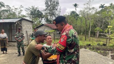 Tak Kenal Lelah, Satgas Yonkav Naga Karimata Kembali Bantu Warga Renovasi Rumah di Perbatasan RI-RDTL