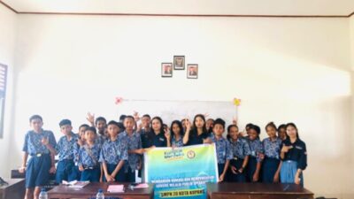 Mahasiswi Unwira Kupang Lakukan Pelatihan Publik Speaking di SMPN 20 Kota Kupang.