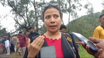 Foto: Anggota DPRD TTU fraksi PDI Perjuangan Veronika Lake saat berada di areal gunung Mutis bersama masyarakat menolak penurunan status menjadi Taman Nasional (Mr Jho Aban)