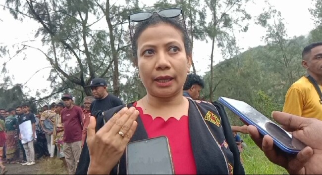 Foto: Anggota DPRD TTU fraksi PDI Perjuangan Veronika Lake saat berada di areal gunung Mutis bersama masyarakat menolak penurunan status menjadi Taman Nasional (Mr Jho Aban)