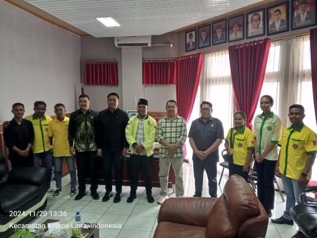 Pose Bersama Pemuda Katolik Kota Kupang Dengan Ketua DPRD Kota Kupang Bersama Jajarannya Sesudah Audensi. (Jho Aban)