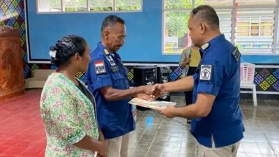 Foto: Penyerahan SK Pensiun Oleh Kepala Rutan Kefamenanu Kepada Pegawai Mikhael Neke (Jho Aban)