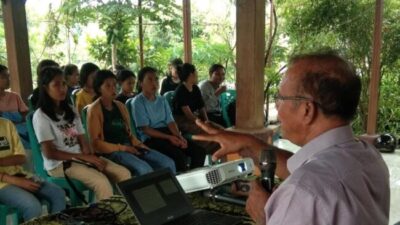 Foto: Ketua Komisi PSE, RD. Marsel Saludin Yang Sedang Memberikan Pelatihan Bagi Mahasiswa/i STIPAS KAK. (Jho Aban)