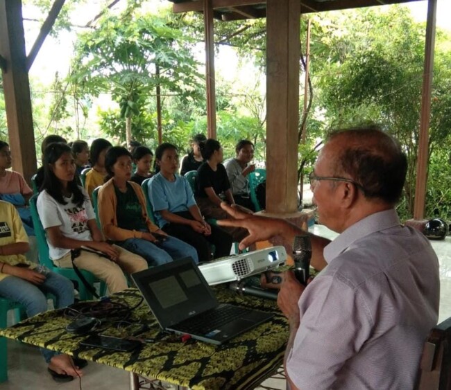 Foto: Ketua Komisi PSE, RD. Marsel Saludin Yang Sedang Memberikan Pelatihan Bagi Mahasiswa/i STIPAS KAK. (Jho Aban)