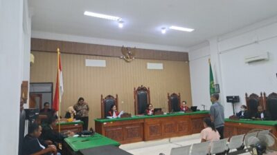 Foto: Terdakwa Mantan Kades dan Bendahara Nonotbatan Yang Mengikuti Sidang Putusan Di Pengadilan TIPIKOR Kupang. (Jho Aban)