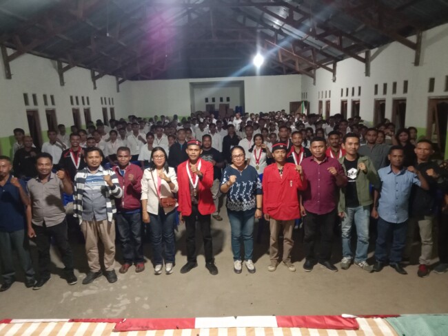 Pose bersama Ketua DPC GMNI bersama jajaran DPC, Sineor Alumni, dan seluruh Anggota Baru GMNI Cabang Kefamenanu. (Jho Aban)