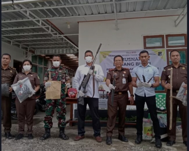 Foto: Kepala Kejari TTU bersama para kasi dan tamu undangan saat menunjukan barang bukti yang akan dimusnahkan. (Jho Aban)