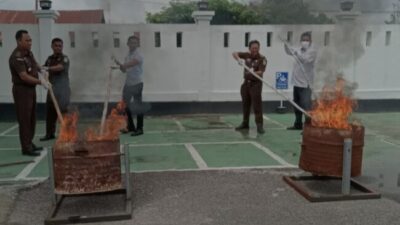 Foto: Kepala Kejari TTU bersama jajarannya, tamu undangan saat menggelar acara pemusnahan barang bukti di depan kantor Kejari TTU. (Jho Aban)