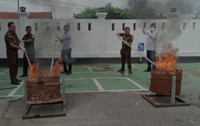 Foto: Kepala Kejari TTU bersama jajarannya, tamu undangan saat menggelar acara pemusnahan barang bukti di depan kantor Kejari TTU. (Jho Aban)