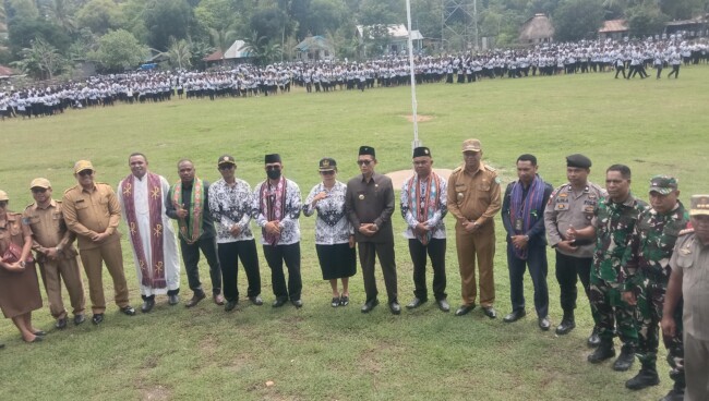 Pose Bersama Para Seluruh Tamu Undangan Yang Turut Hadir Serta para guru yang mengikuti Upacara (Jho Aban)