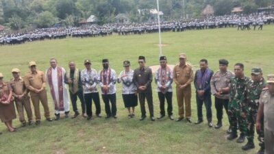 Pose Bersama Seluruh Tamu Undangan, dan Para Guru Yang Mengikuti Upacara (Jho Aban)