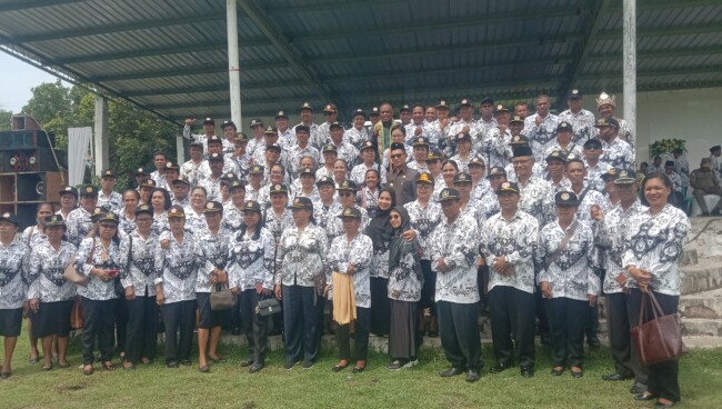 Pose Bersama Bupati TTU Bersama Para Guru. (Jho Aban)