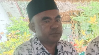 Foto:Ketua PGRI Kabupaten Timor Tengah Utara, Dominikus Nitsae, S.Pd, Saat diwawancarai Awak Media. (Jho Aban)