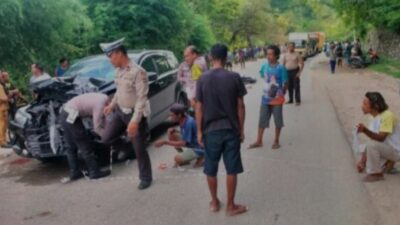 Foto: Polisi Olah TKP, Pasutri Tewas Ditabrak Mobil Kejari TTS. (Jho Aban)