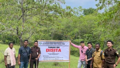 Foto: Penyitaan aset matan Kepala Desa Nansean Timur yang terindikasi Korupsi Dana Desa. (Jho Aban)