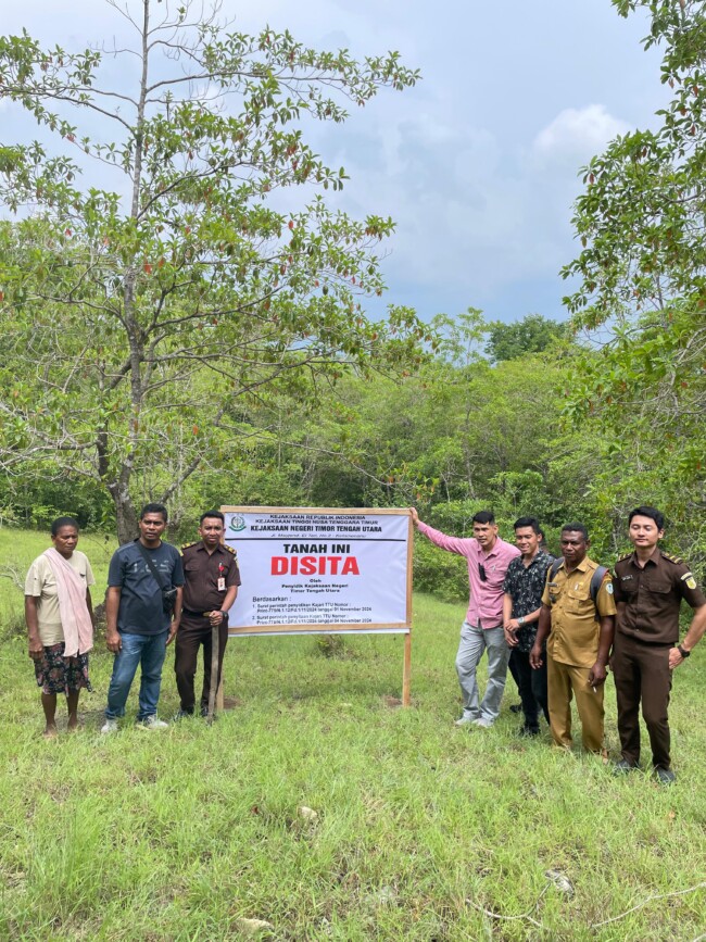 Foto: Penyitaan aset matan Kepala Desa Nansean Timur yang terindikasi Korupsi Dana Desa. (Jho Aban)