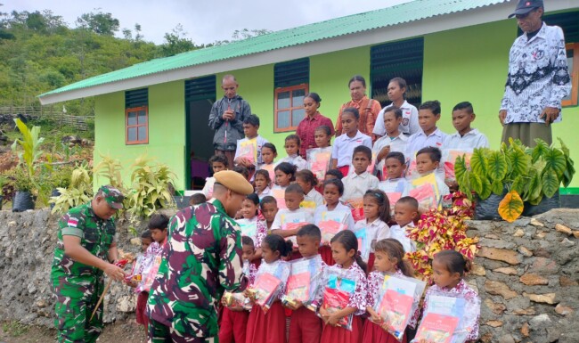 Foto: Dandim 1618/TTU Salurkan Bantuan Buku Dan Alat Tulis Dari KASAD Ke SDN Kecil Banu. (Jho Aban)