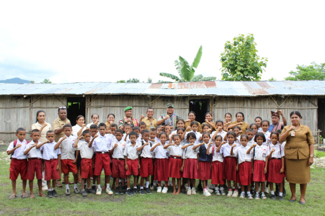 Foto:Dandim 1618/TTU, Kepsek SDN Lanaus Bersama Para Guru, Kepala Desa Lanaus, serta Siswa-Siswi SDN Lanaus. (Jho Aban)