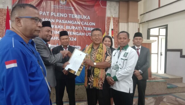 Foto: Ketua KPU TTU Petrus Uskono, saat Menyerahkan berita acara penetapan hasil pilkada tahun 2024 kepada wakil bupati TTU terpilih Kamilus Elu. (Jho Aban)