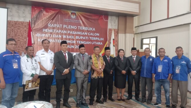 Pose bersama wakil Bupati terpilih, KPU TTU bersama partai pendukung Paslon terpilih. (Jho Aban)