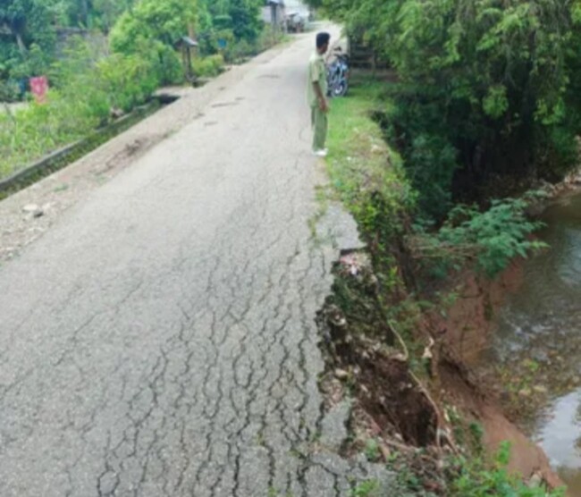 Foto:Jalan di Desa Supun yang Menghubungkan Ke Desa Lain Di Biboki Selatan Sedang Rusak. (Jho Aban)