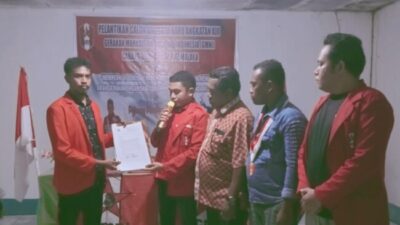 Ketua DPD GMNI NTT, Marianus Krisanto Haukilo serahkan SK DPC Caretaker GMNI Malaka