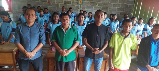 Pose bersama Tim Dari STIH Cendana Wangi Kefamenanu, Kepsek Dan Guru Di SMAK Loli serta siswa-siswi SMAK Loli. (Jho Aban)