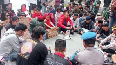 Foto:Ketua GMNI Kendari Bersama Anggota Serta Dua Anggota Polisi