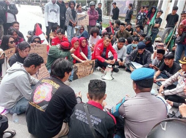 Foto:Ketua GMNI Kendari Bersama Anggota Serta Dua Anggota Polisi