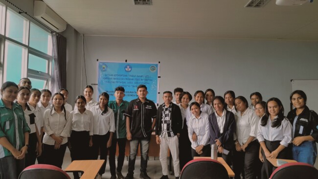 Pose bersama Kedua jurnalis, panitia, dan anggota yang mengikuti LKTD.