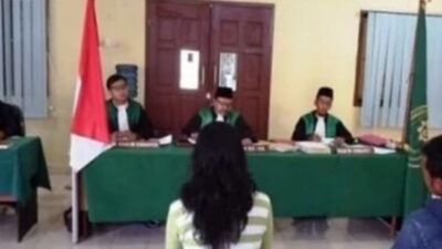 Foto:Rini yang sedang mengikuti sidang penceraian di Pengadilan Agama Surabaya