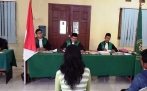 Foto:Rini yang sedang mengikuti sidang penceraian di Pengadilan Agama Surabaya