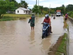 Jalan Provinsi di Kabupaten Malaka Masih Tergenang Banjir, Puluhan Pemotor Jatuh saat Melintas